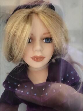 Beautiful Collector's Choice Porcelaine Doll. With Letter Of Authentication.